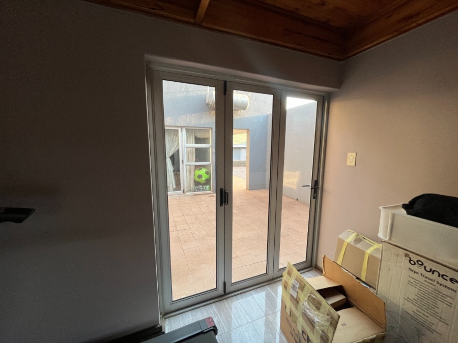 5 Bedroom Property for Sale in Van Der Hoff Park North West